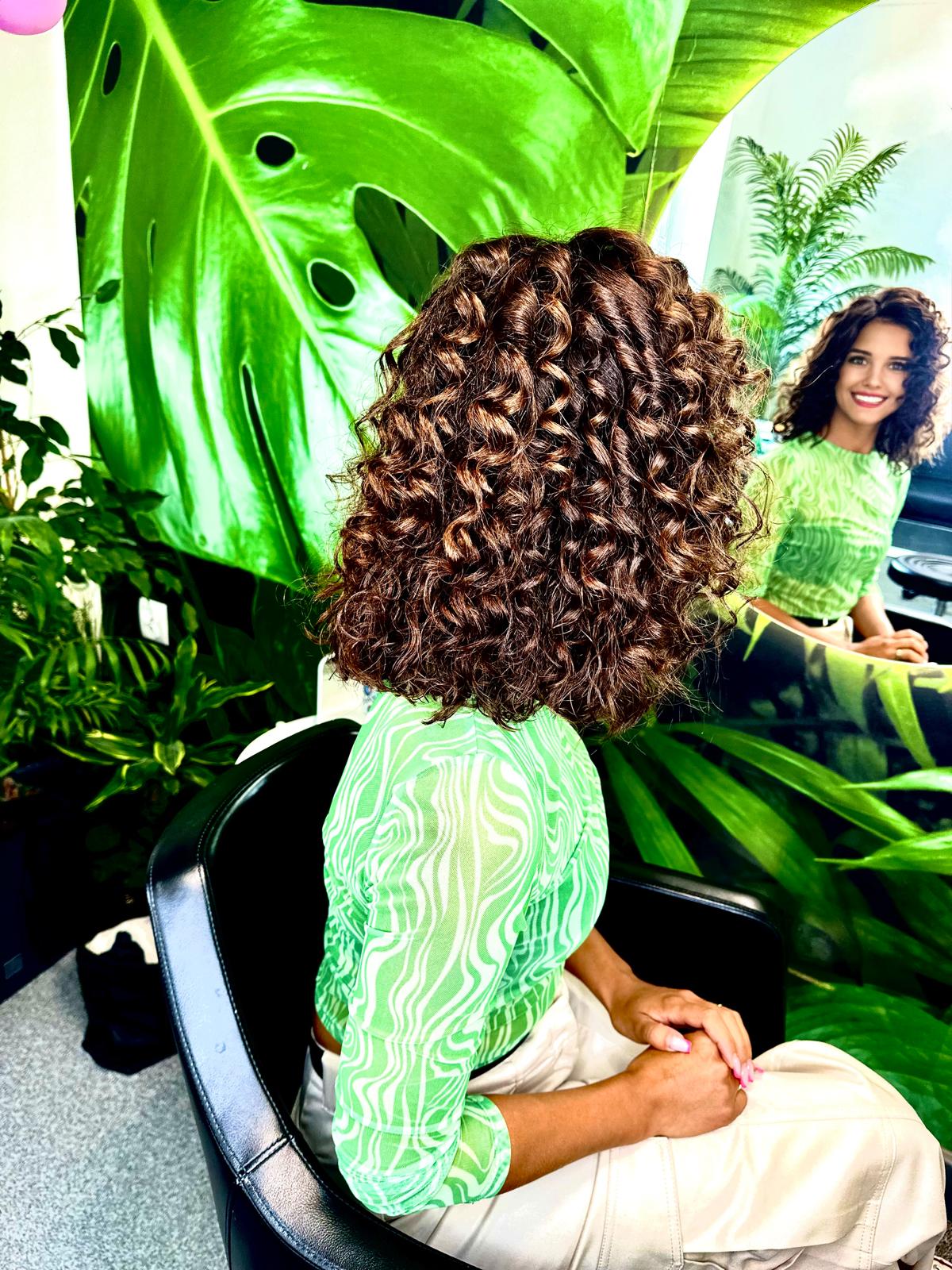 Loki i fale — stylizacja w salonie DM Studio Pięknych Włosów